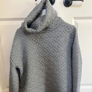 GapFIT Quilted Funnelneck Sweatshirt - size medium